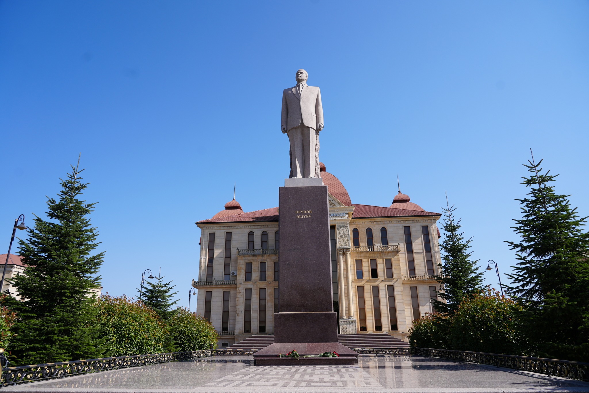 Nazir Fərid Əhmədov Quba şəhərində vətəndaşları qəbul edib