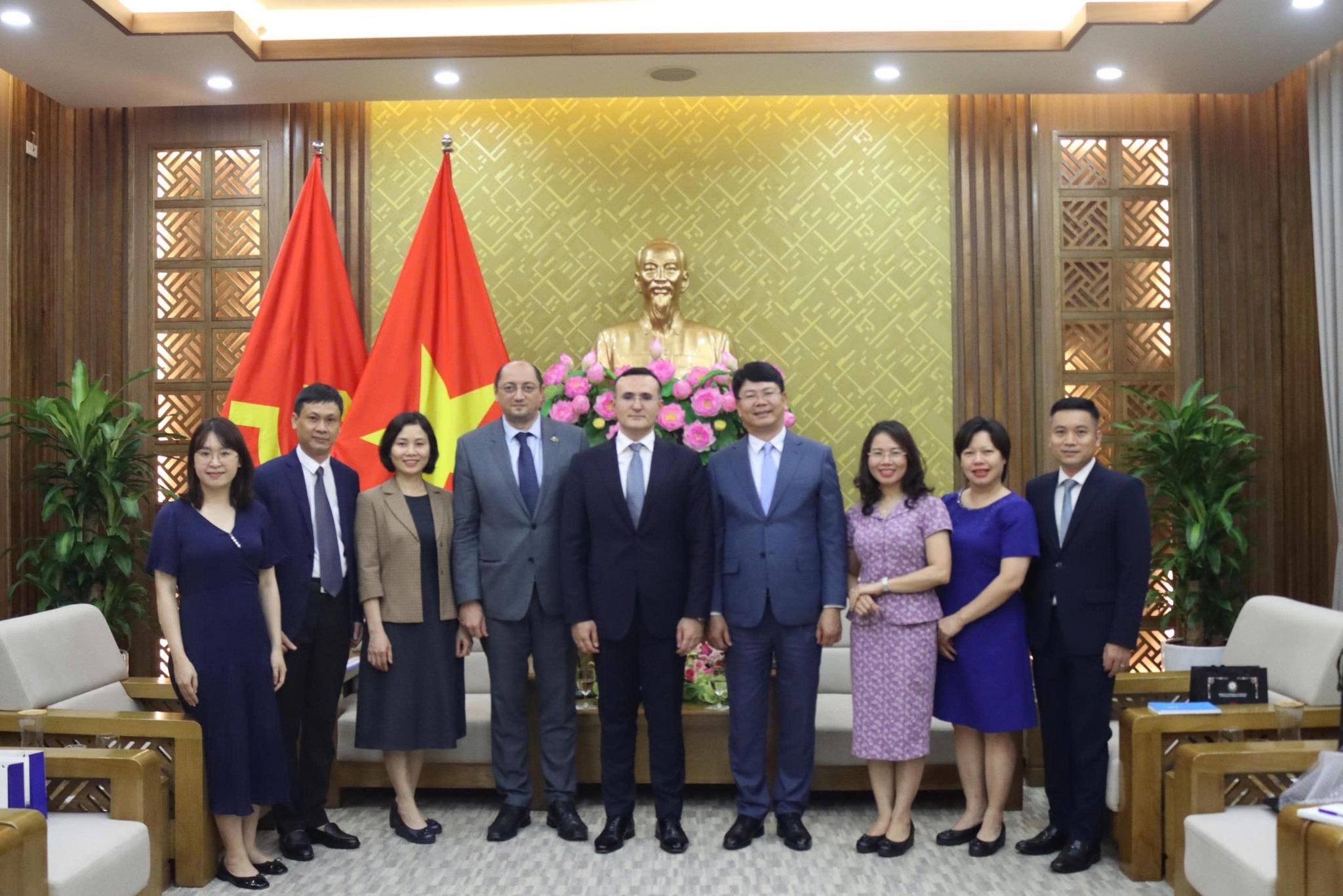 Ədliyyə nazirinin müavini Toğrul Hüseynov Hanoyda vyetnamlı həmkarı ilə görüşüb