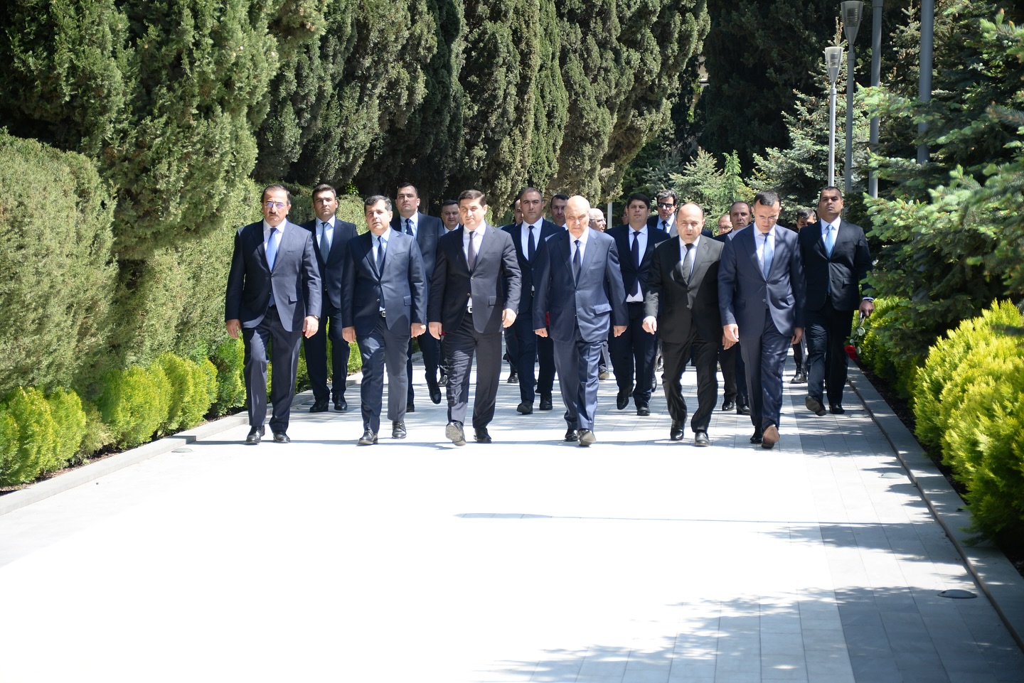 Ədliyyə Nazirliyinin kollektivi Ulu Öndər Heydər Əliyevin məzarını ziyarət edib