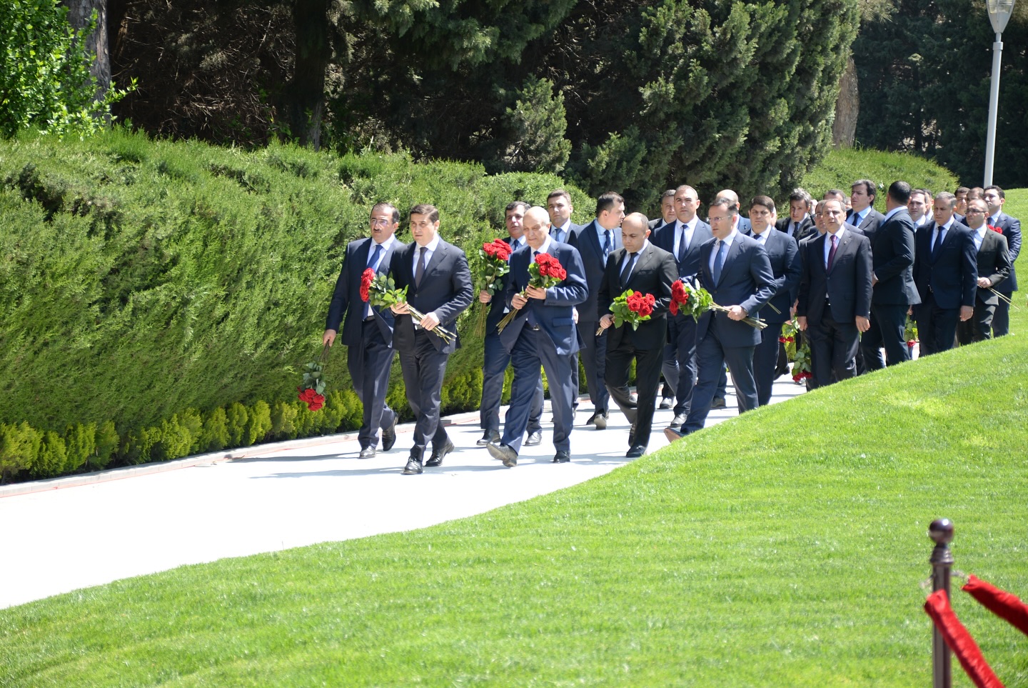 Ədliyyə Nazirliyinin kollektivi Ulu Öndər Heydər Əliyevin məzarını ziyarət edib