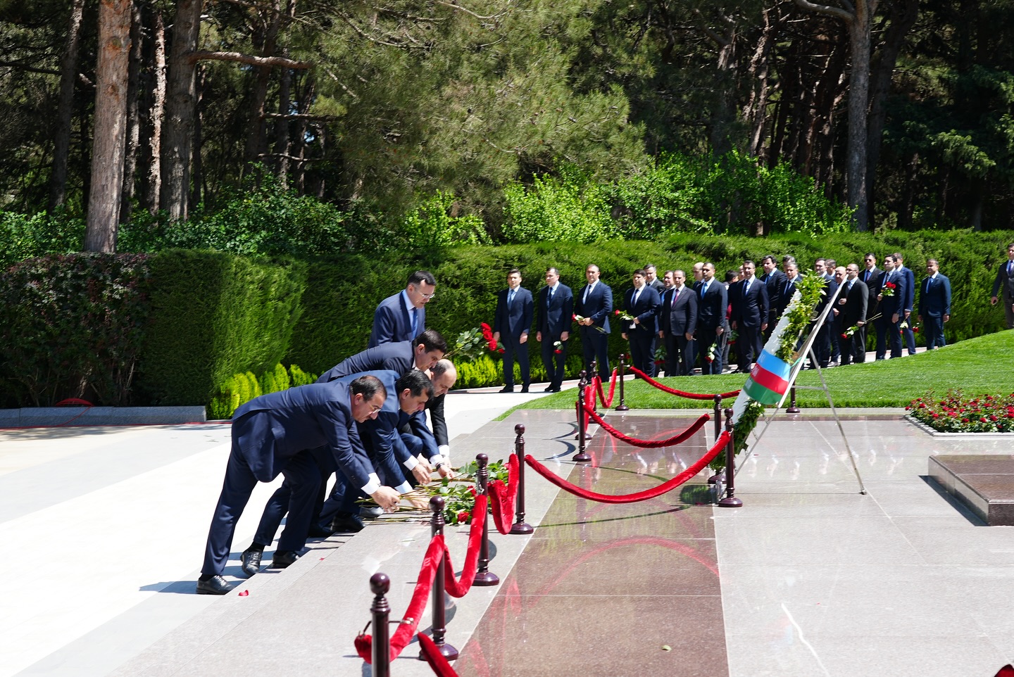 Ədliyyə Nazirliyinin kollektivi Ulu Öndər Heydər Əliyevin məzarını ziyarət edib