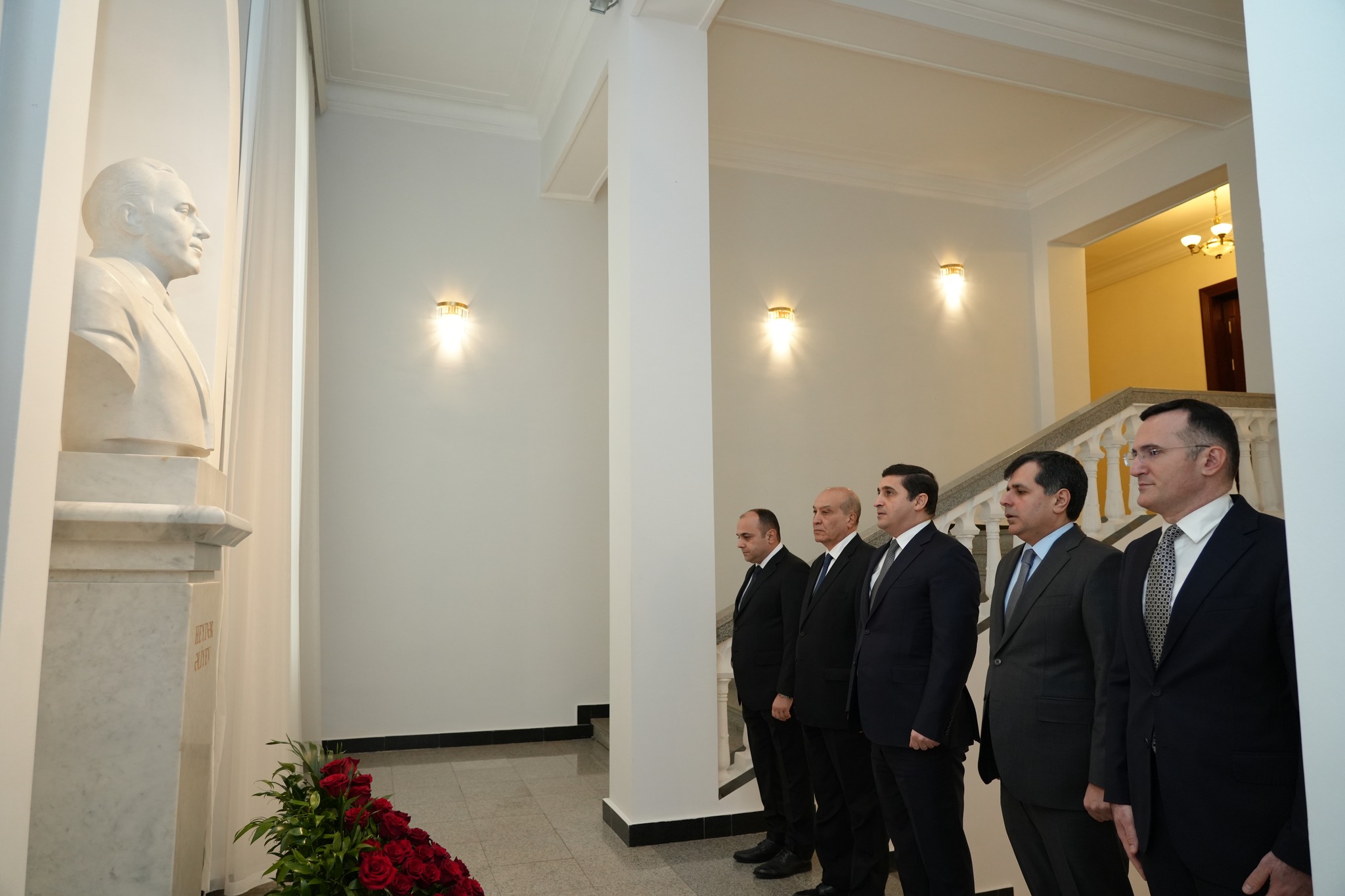 Nazirliyin kollektivi Ümummilli Lider Heydər Əliyevin məzarını ziyarət edib