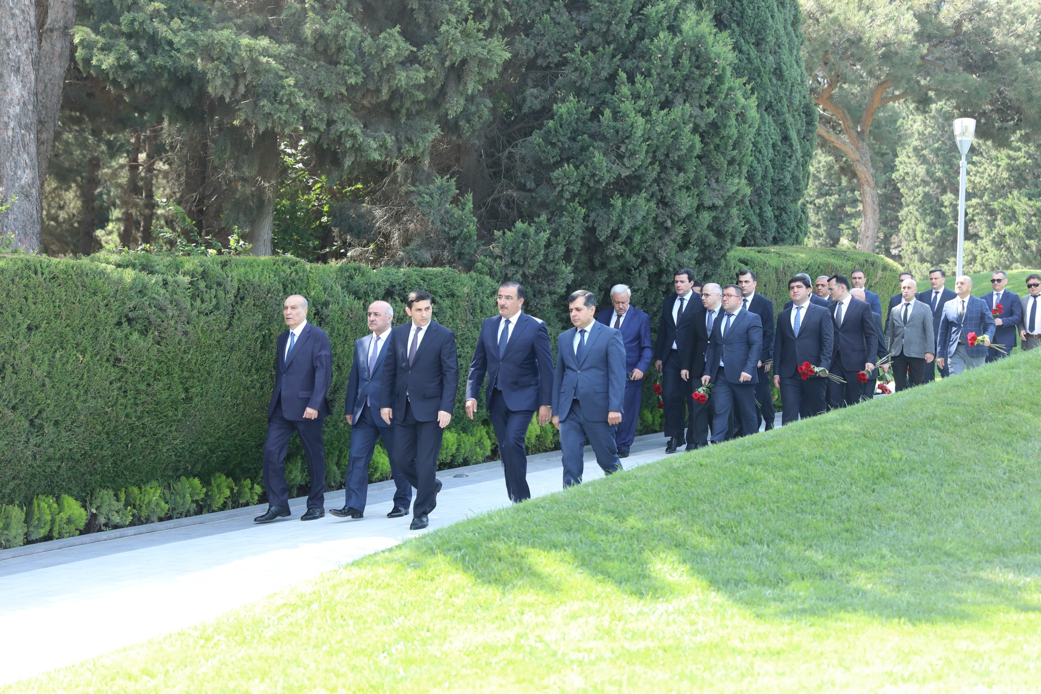 Ədliyyə Nazirliyinin kollektivi Ulu Öndər Heydər Əliyevin məzarını ziyarət edib