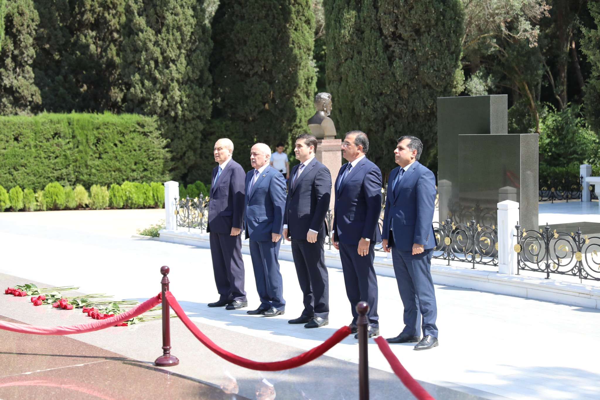 Ədliyyə Nazirliyinin kollektivi Ulu Öndər Heydər Əliyevin məzarını ziyarət edib