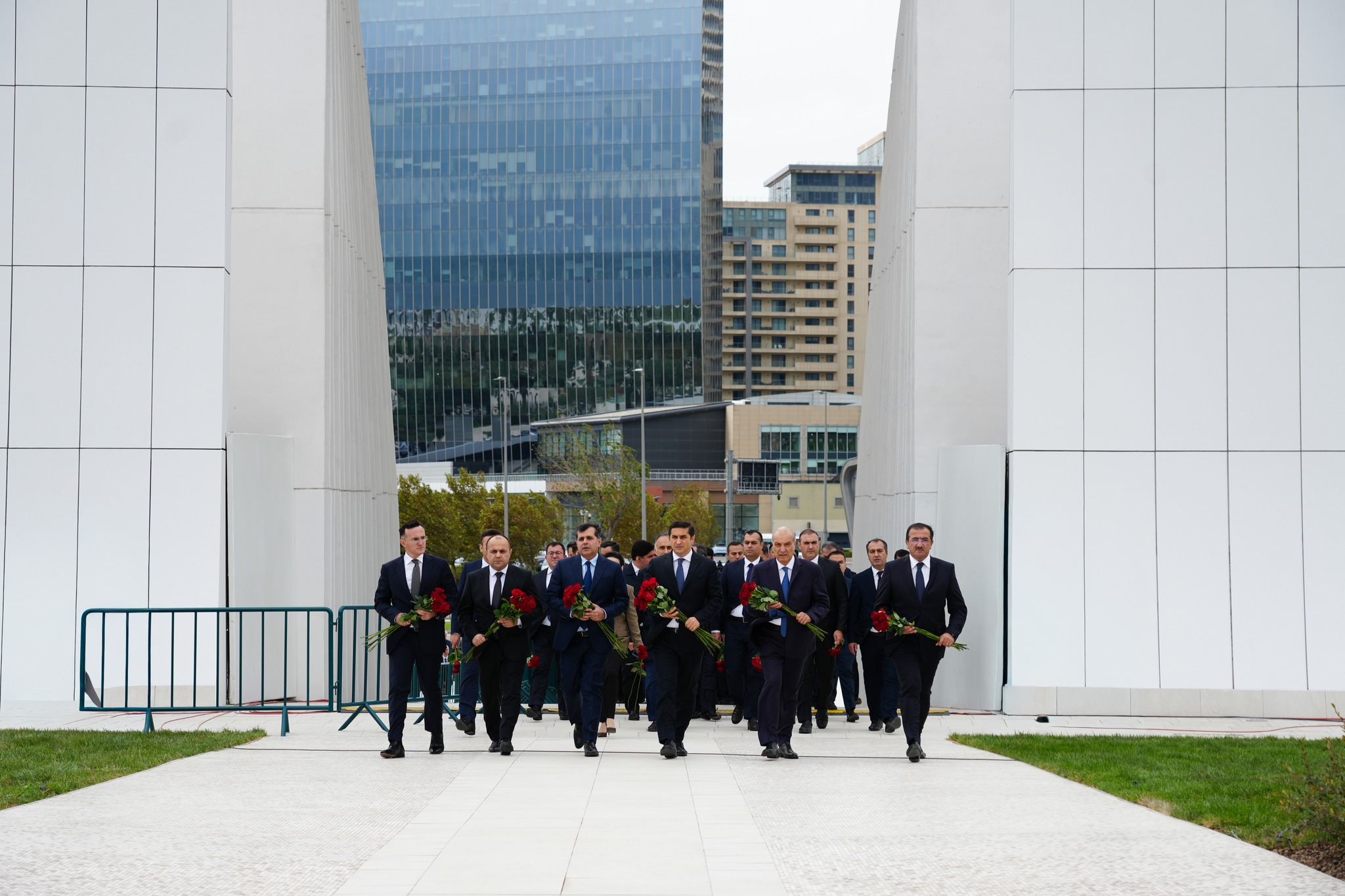 Ədliyyə Nazirliyinin kollektivi Zəfər parkını ziyarət edib