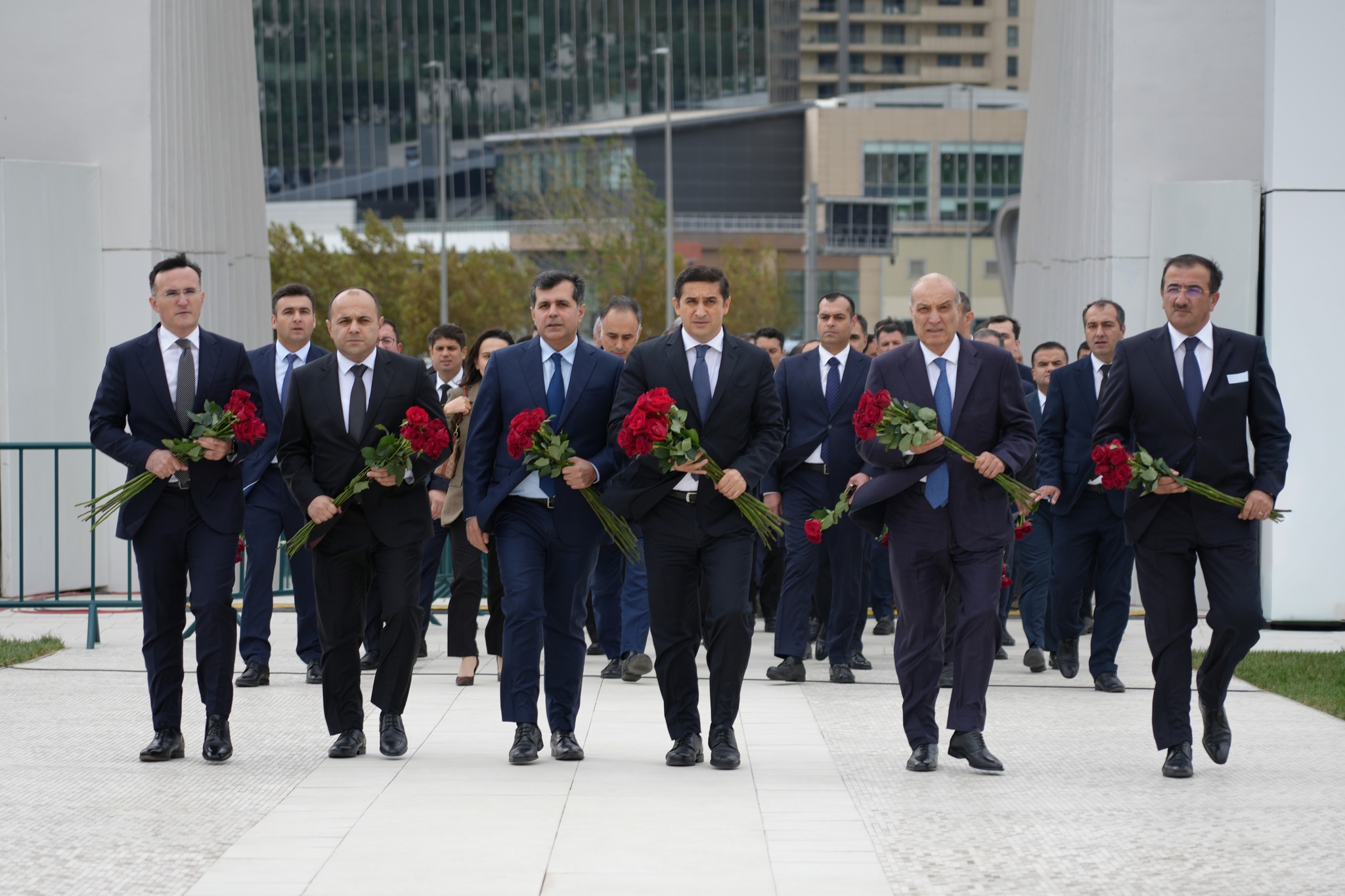 Ədliyyə Nazirliyinin kollektivi Zəfər parkını ziyarət edib