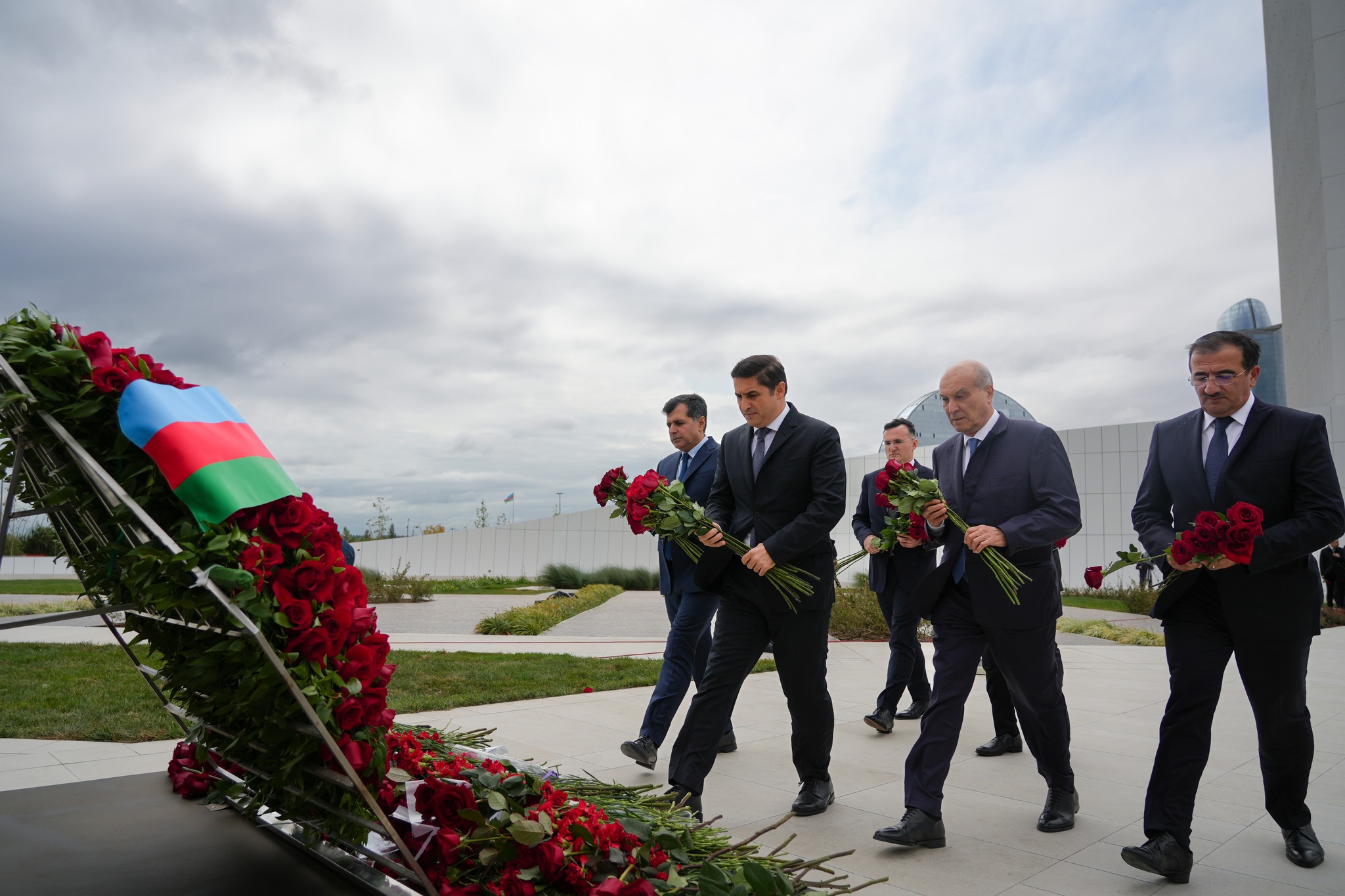 Ədliyyə Nazirliyinin kollektivi Zəfər parkını ziyarət edib