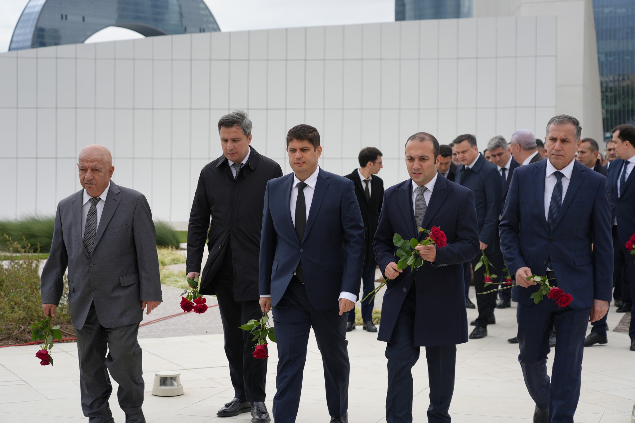 Ədliyyə Nazirliyinin kollektivi Zəfər parkını ziyarət edib