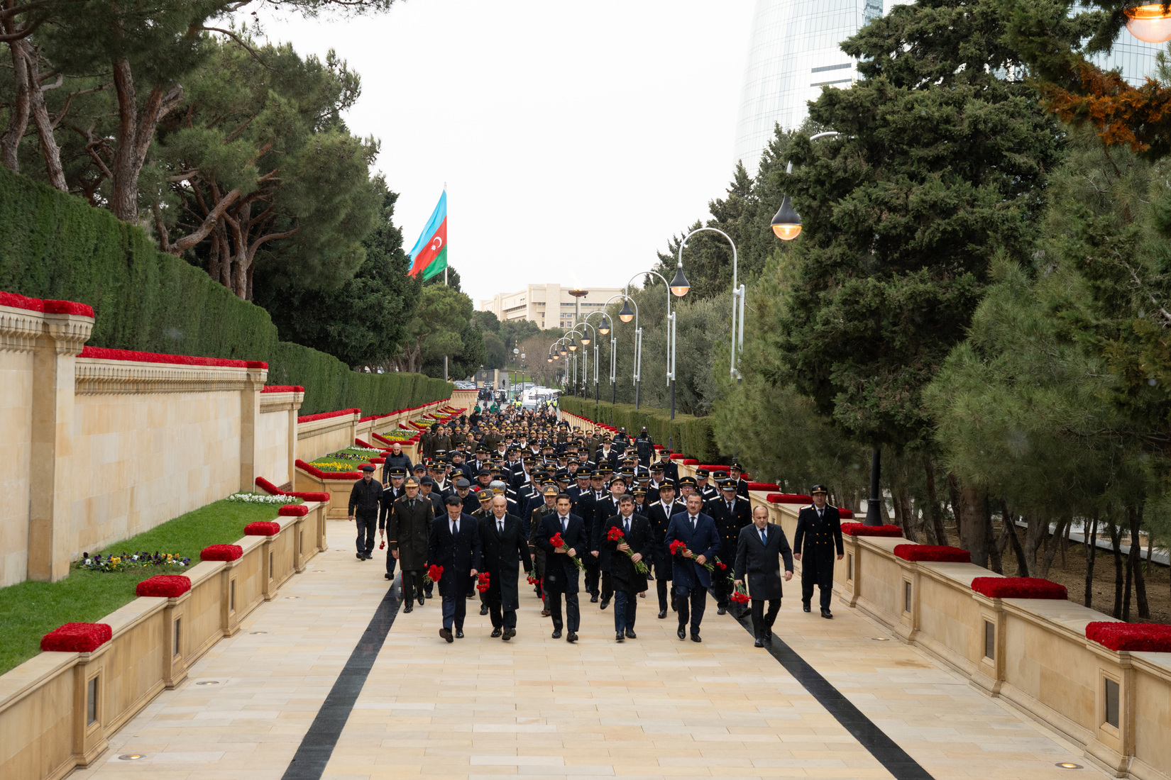 20 Yanvar faciəsinin 36-cı ildönümü ilə əlaqədar Ədliyyə Nazirliyinin əməkdaşları Şəhidlər xiyabanını ziyarət edib