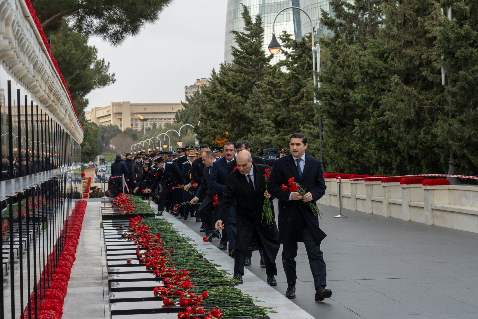 20 Yanvar faciəsinin 36-cı ildönümü ilə əlaqədar Ədliyyə Nazirliyinin əməkdaşları Şəhidlər xiyabanını ziyarət edib