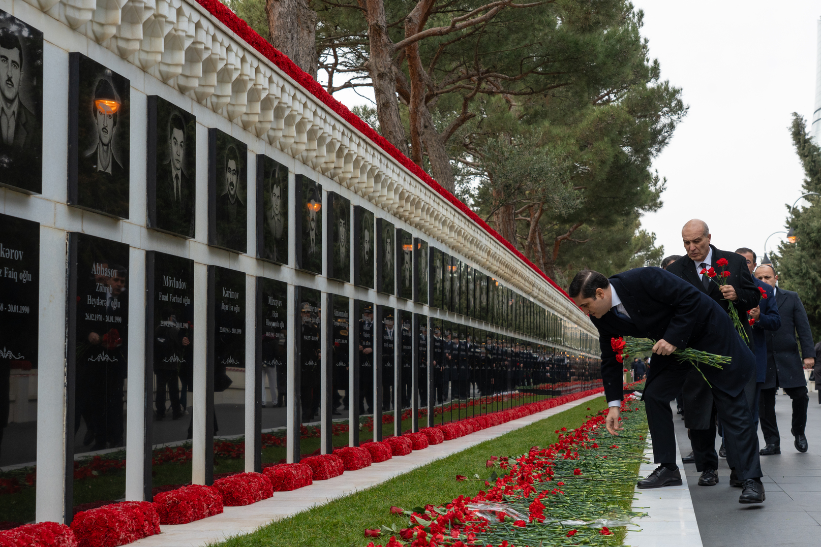 20 Yanvar faciəsinin 36-cı ildönümü ilə əlaqədar Ədliyyə Nazirliyinin əməkdaşları Şəhidlər xiyabanını ziyarət edib