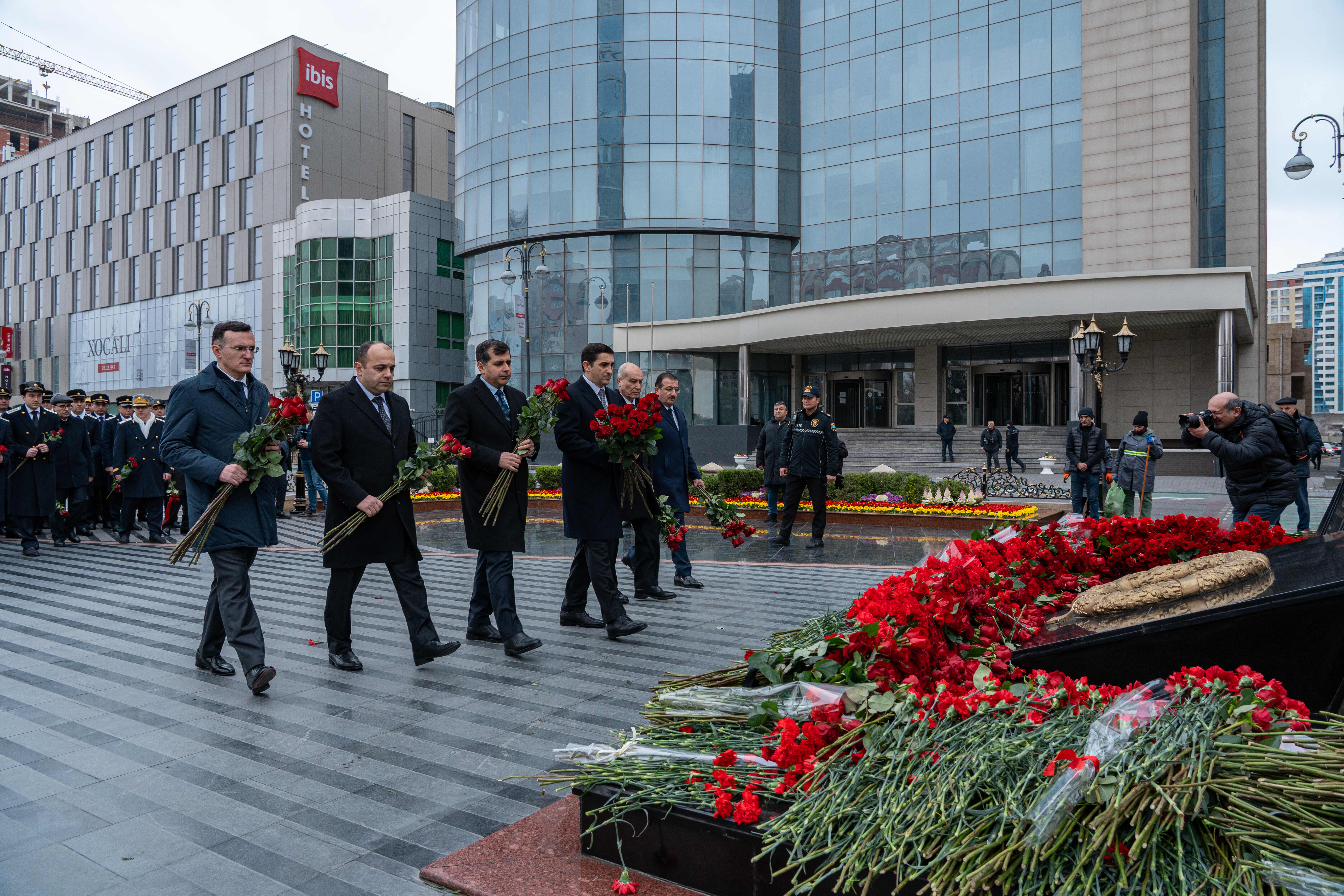 Ədliyyə Nazirliyinin kollektivi Xocalı soyqırımı abidəsini ziyarət edib