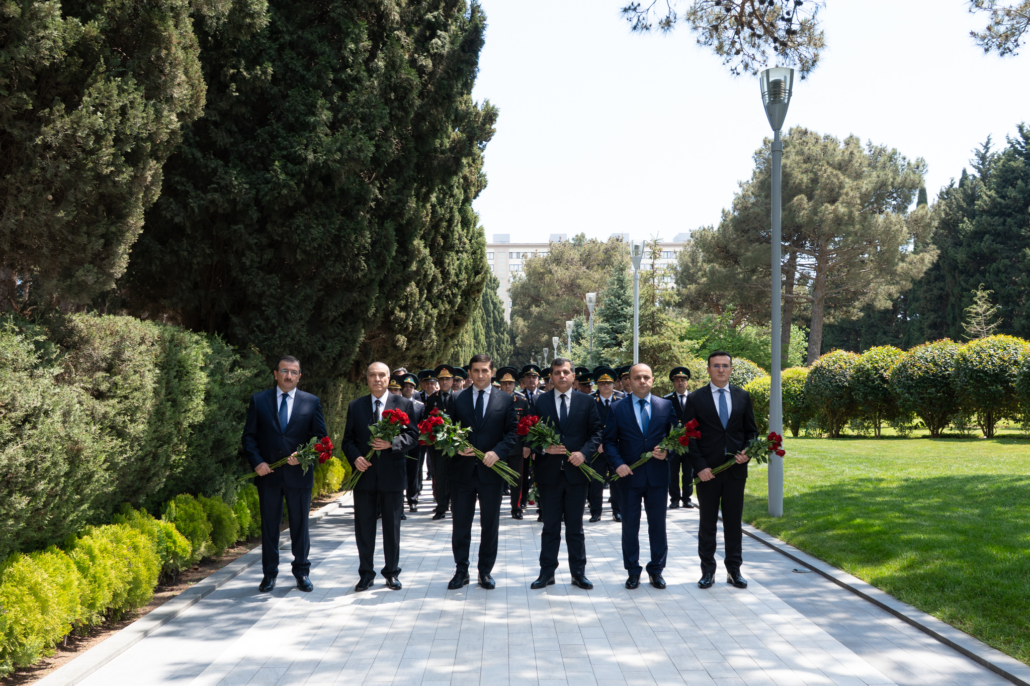 Ədliyyə Nazirliyinin kollektivi Ulu Öndər Heydər Əliyevin məzarını ziyarət edib