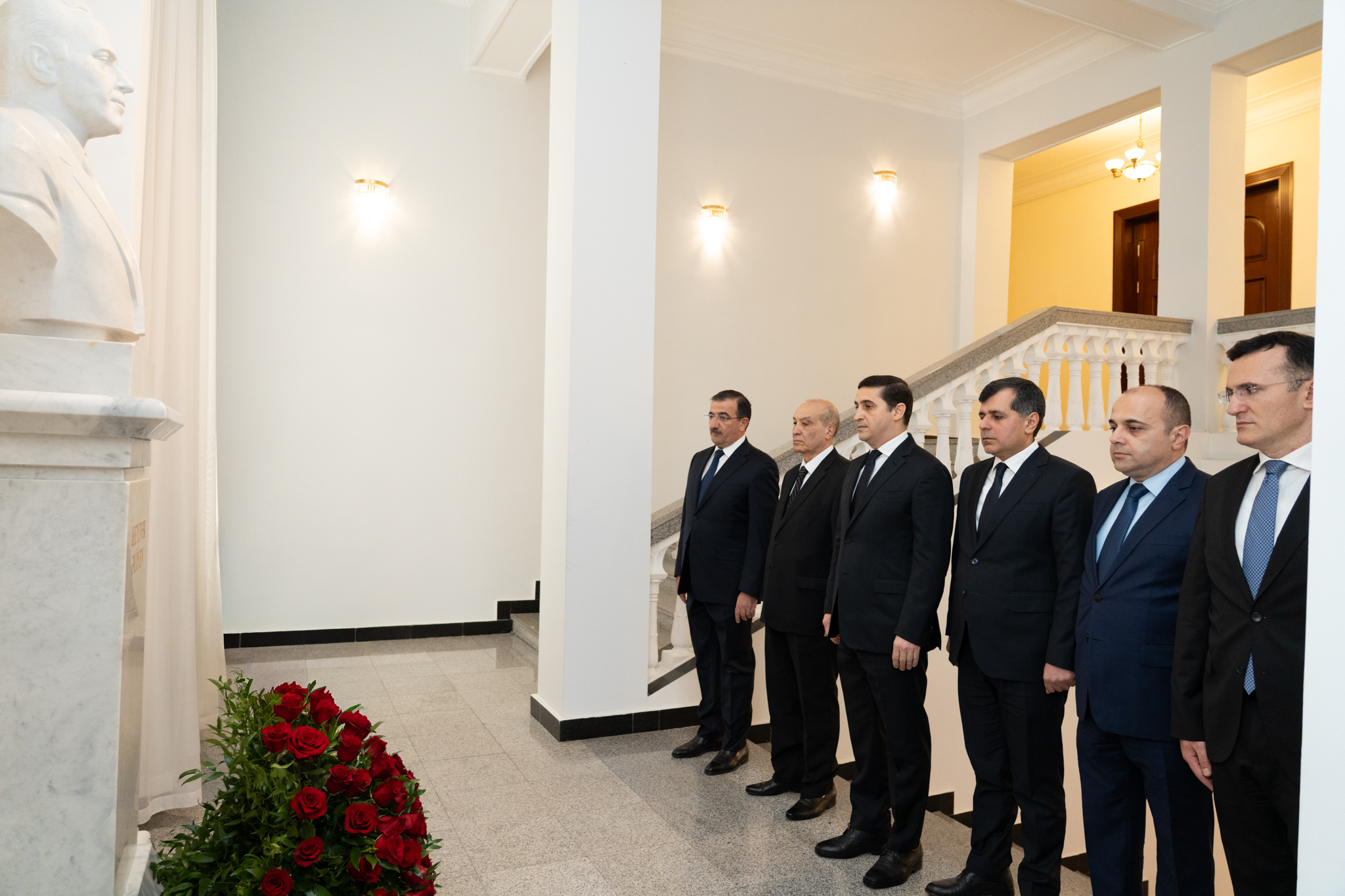 Ədliyyə Nazirliyinin kollektivi Ulu Öndər Heydər Əliyevin məzarını ziyarət edib