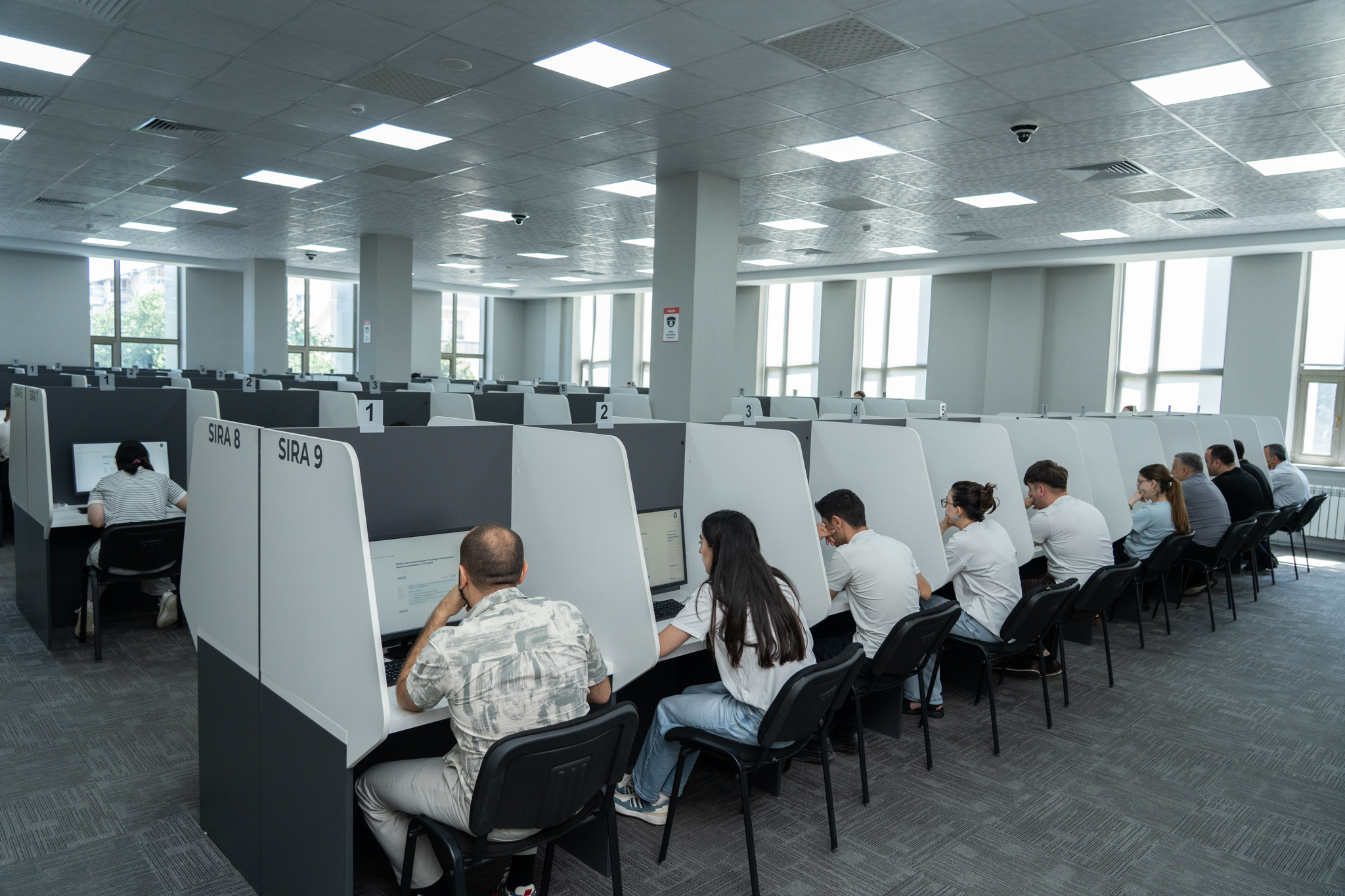 Dövlət icra məmuru vəzifəsinə qəbulla bağlı test imtahanı keçirilib