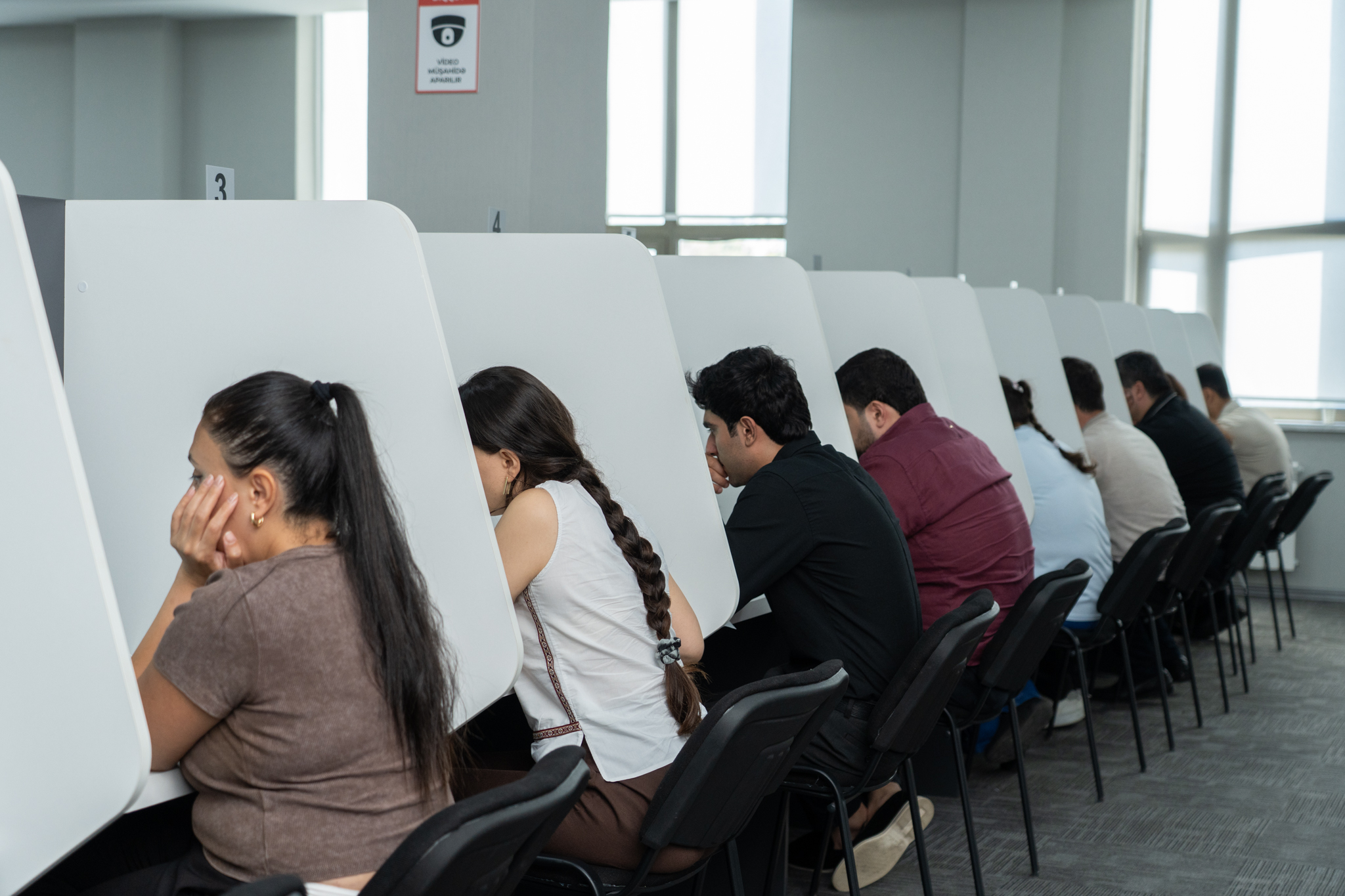 Dövlət icra məmuru vəzifəsinə qəbulla bağlı test imtahanı keçirilib